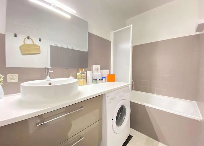 2 Pieces Avec Terrasse, Garage, Et Ascenseur, Jusqu'a 4 Couchages - Centre - Fr-1-245-124 Apartment